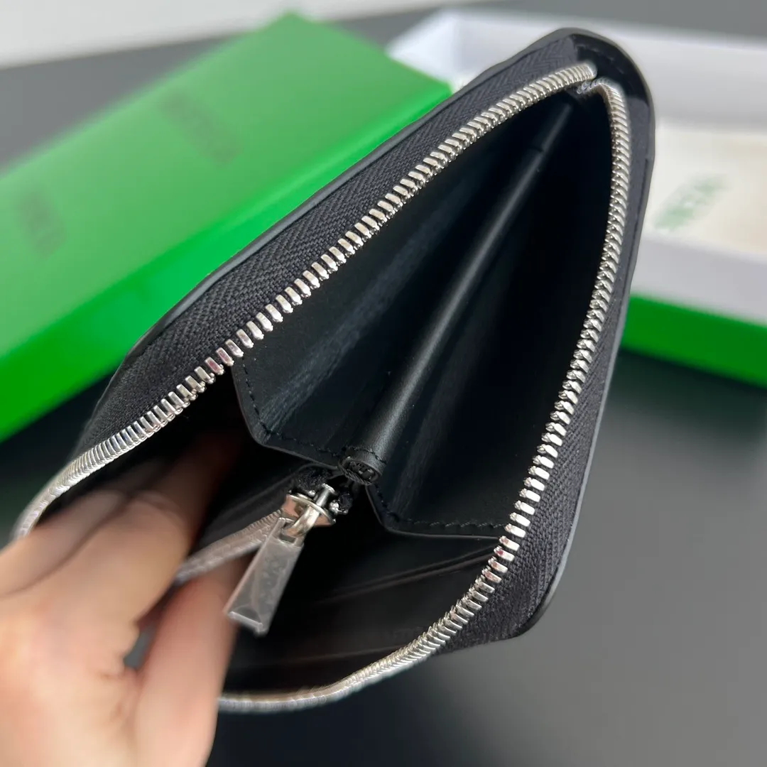 #Bv New Fine Woven Wallet 814680 The beloved small braid is back🎈Made of cowhide braid, soft, comfortable and textured. The detailed internal partition design and high-quality lining material ensure the durability and orderliness of the wallet. It can store cash/cards and other small items. It is very practical. It is enough to take it with you when you go out. This wallet is definitely your best choice. Size: 19x10x2 P1000